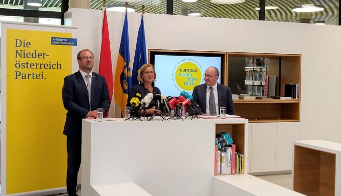(v.l.n.r.): VPNÖ-Landesgeschäftsführer Bernhard Ebner, Landeshauptfrau Johanna Mikl-Leitner und Professor Christian Keuschnigg bei der Pressekonferenz in der FH St. Pölten <small> (Bildquelle: Thomas Resch) </small> (v.l.n.r.): VPNÖ-Landesgeschäftsführer Bernhard Ebner, Landeshauptfrau Johanna Mikl-Leitner und Professor Christian Keuschnigg bei der Pressekonferenz in der FH St. Pölten (Bildquelle: Thomas Resch)