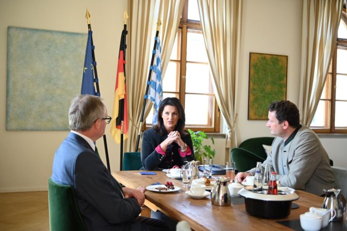 Die bayrische Ministerin Michaela Kaniber arbeitet gemeinsam mit NÖ Bauernbundobmann LH-Stv. Stephan Pernkopf und NÖ Bauernbunddirektor Paul Nemecek an einer Alpen-Allianz für die Bäuerinnen und Bauern <small> (Bildquelle: STMELF Bayern) </small> Die bayrische Ministerin Michaela Kaniber arbeitet gemeinsam mit NÖ Bauernbundobmann LH-Stv. Stephan Pernkopf und NÖ Bauernbunddirektor Paul Nemecek an einer Alpen-Allianz für die Bäuerinnen und Bauern (Bildquelle: STMELF Bayern)