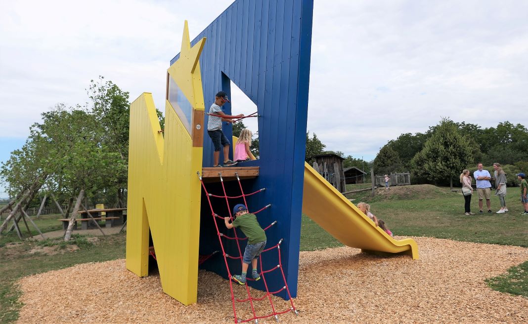 Das „Unser N“ ist ein 4 x 5 x 4,5 Meter großes Bewegungs- und Begegnungselement mit zwei Spielebenen zum Klettern und zum gemeinsamen Rutschen - und macht den Kindern sichtlich Spaß <small> (Bildquelle: Thomas Resch) </small>