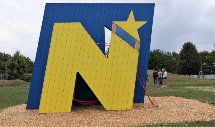 Eingebettet ins örtliche Naherholungsgebiet ist das „Unser N“- Spielelement in Absdorf ab sofort Treffpunkt für alle Generationen <small> (Bildquelle: Thomas Resch) </small> Eingebettet ins örtliche Naherholungsgebiet ist das „Unser N“- Spielelement in Absdorf ab sofort Treffpunkt für alle Generationen (Bildquelle: Thomas Resch)