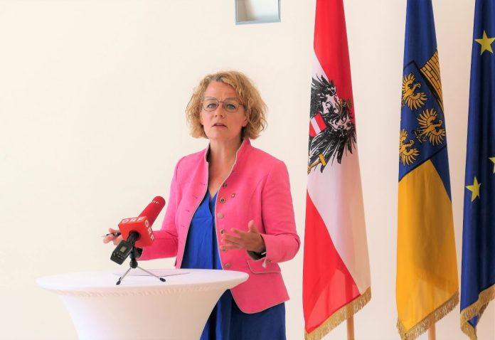 Bildungslandesrätin Christiane Teschl-Hofmeister bei der Pressekonferenz zum Blau-Gelben Schulstartgeld (Bildquelle: Thomas Resch)