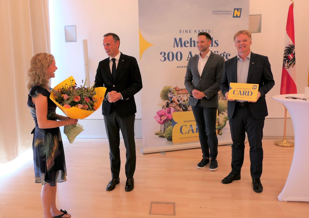 (v.l.n.r.): Gewinnerin des Hauptpreises Heidemarie Ehn, Landesrat Jochen Danninger, Klemens Wögerer (GF Niederösterreich - CARD) und NÖ - Werbung Geschäftsführer Michael Duscher (Bildquelle: Thomas Resch)