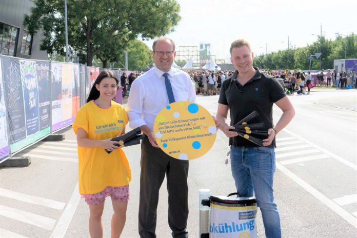 VPNÖ-Landesgeschäftsführer Bernhard Ebner und Bundesrat Florian Krumböck präsentieren die Initiative für ein sauberes Frequency <small> (Bildquelle: VPNÖ) </small> VPNÖ-Landesgeschäftsführer Bernhard Ebner und Bundesrat Florian Krumböck präsentieren die Initiative für ein sauberes Frequency (Bildquelle: VPNÖ)