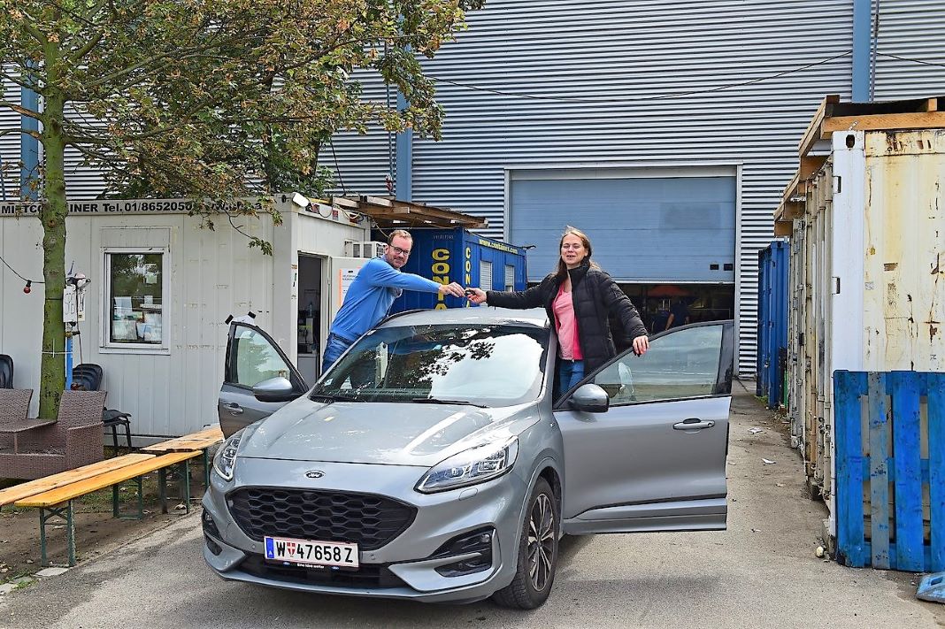 Christian Wotypka (Ford Österreich) bei der Übergabe des Ford Kuga an Manuela Ertl von Train Of Hope (Bildquelle: Ford Motor Company (Austria) GmbH)