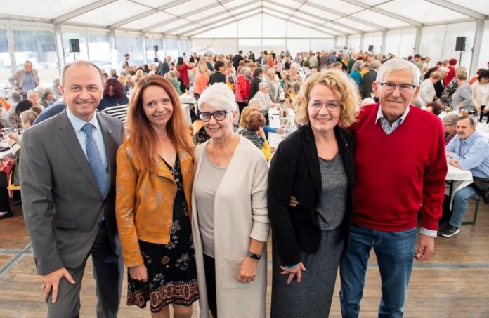 (v.l.n.r.): NÖ LGA Vorstand Konrad Kogler, NÖ LGA Bereich Ehrenamt Andrea Bauer, Ehrenamtliche Andrea Arnhold im PBZ Bad Vöslau, Landesrätin Christiane Teschl-Hofmeister und Ehrenamtlicher Josef Binder im PBZ Baden (Bildquelle: NÖ LGA / Robert Herbst) (v.l.n.r.): NÖ LGA Vorstand Konrad Kogler, NÖ LGA Bereich Ehrenamt Andrea Bauer, Ehrenamtliche Andrea Arnhold im PBZ Bad Vöslau, Landesrätin Christiane Teschl-Hofmeister und Ehrenamtlicher Josef Binder im PBZ Baden