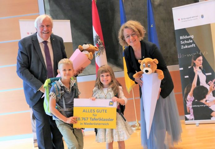 Bildungsdirektor Johann Heuras und Bildungslandesrätin Christiane Teschl-Hofmeister mit Anna und Bastian <small> (Bildquelle: Thomas Resch) </small> Bildungsdirektor Johann Heuras und Bildungslandesrätin Christiane Teschl-Hofmeister mit Anna und Bastian (Bildquelle: Thomas Resch)
