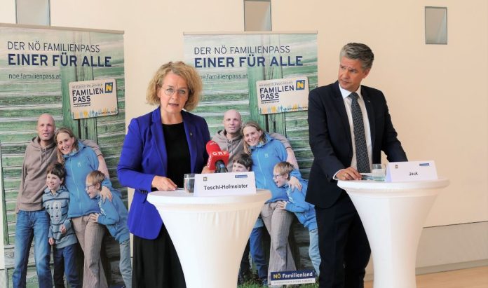 Landesrätin Christiane Teschl-Hofmeister und Stefan Jauk (Generaldirektor NÖ Versicherung) bei der Pressekonferenz in St. Pölten <small> (Bildquelle: Thomas Resch) </small> Landesrätin Christiane Teschl-Hofmeister und Stefan Jauk (Generaldirektor NÖ Versicherung) bei der Pressekonferenz in St. Pölten (Bildquelle: Thomas Resch)