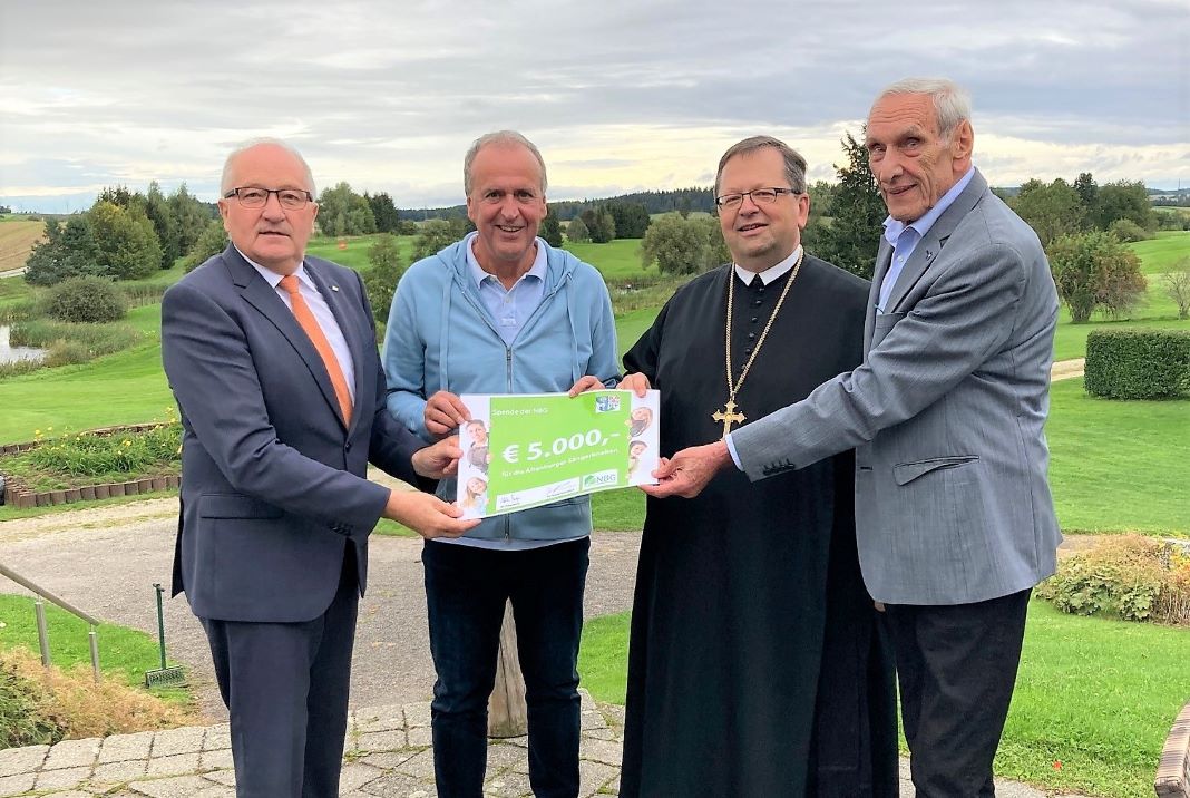 (v.l.n.r.): Zweiter NÖ Landtagspräsident Karl Moser, Obmann Dir. Wolfgang Lehner, Abt Thomas Renner und NBG - Direktor Walter Mayr bei der Scheckübergabe im Golfclub Ottenstein. (Bildquelle: Gerhard Lintner)