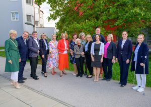 Landesrätin Christiane Teschl-Hofmeister mit Ehrengästen und MitarbeiterInnen des Stationären Hospiz