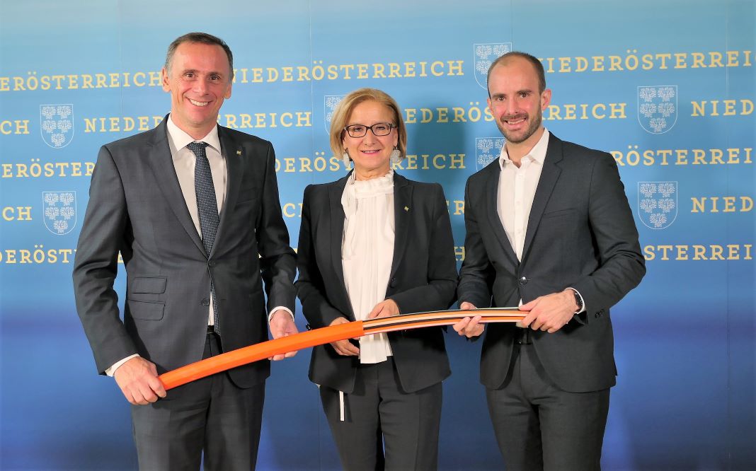 (v.l.n.r.): Landesrat Jochen Danninger, Landeshauptfrau Johanna Mikl-Leitner und Staatssekretär Florian Tursky präsentieren die Breitbandoffensive für Niederösterreich <small> (Bildquelle: Thomas Resch) </small>