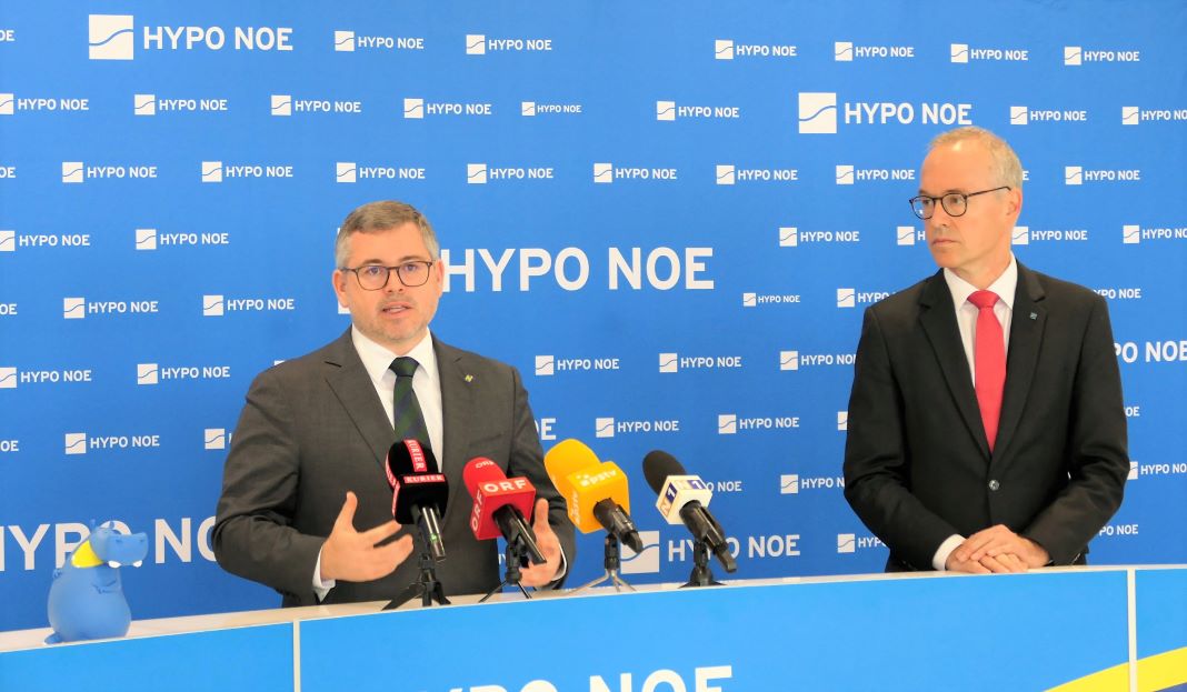 Landesrat Ludwig Schleritzko und HYPO NOE Vorstand Wolfgang Viehauser bei der Pressekonferenz in St. Pölten (Bildquelle: Thomas Resch)