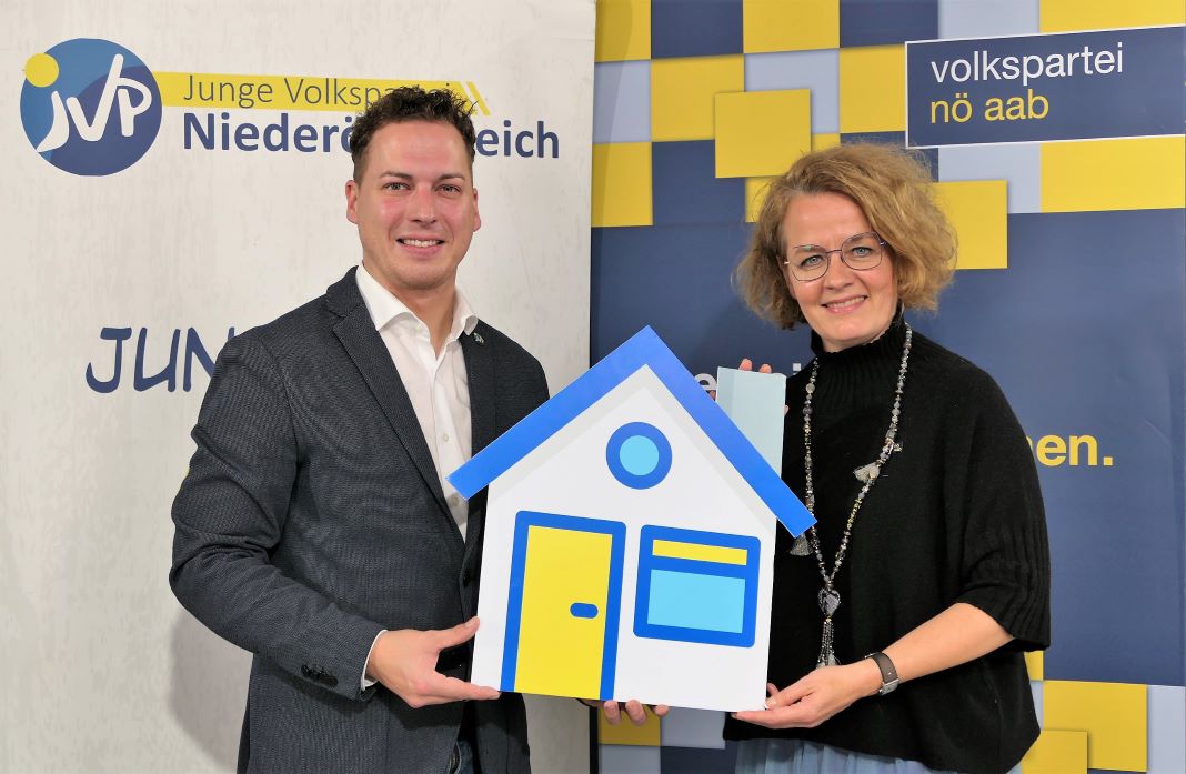 NÖAAB-Landesobfrau Christiane Teschl-Hofmeister und JVP NÖ-Landesobmann Bernhard Heinreichsberger begrüßen die „Blau-gelben Maßnahmen" für leistbares Eigentum <small> (Bildquelle: Thomas Resch) </small>