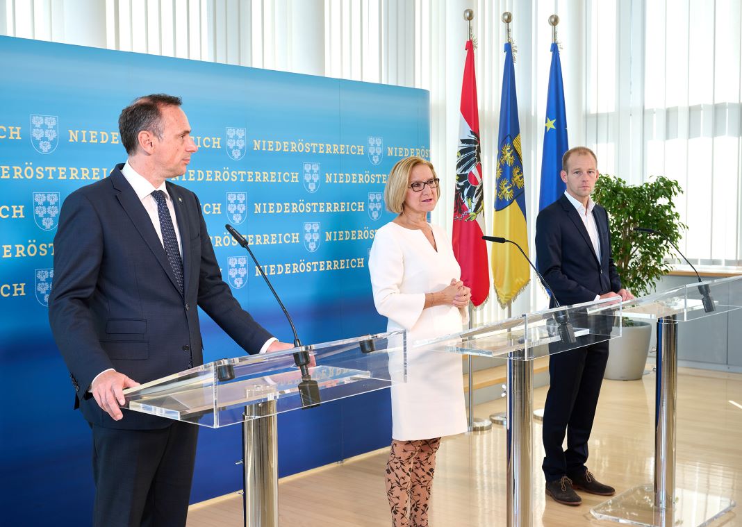 (v.l.n.r.): Landesrat Jochen Danninger, Landeshauptfrau Johanna Mikl-Leitner und Geschäftsführer Hans Brantner bei der Pressekonferenz in St. Pölten (Bildquelle: NLK/Pfeiffer)