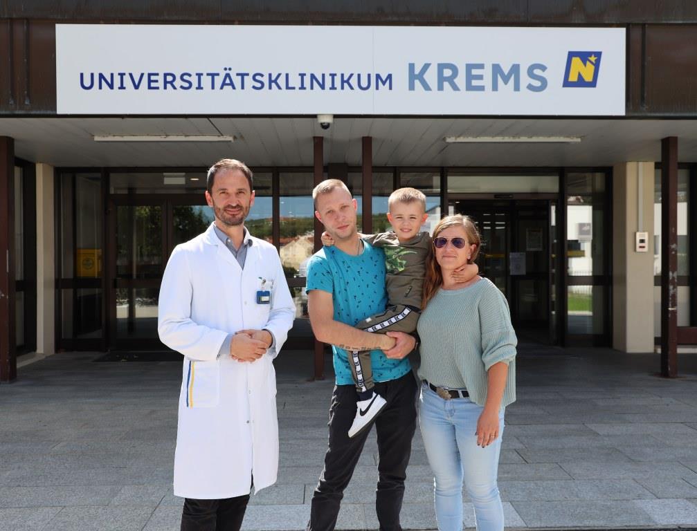 Prim. Assoc. Prof. Priv.-Doz. Dr. Dietmar Dammerer, MSc PhD mit dem kleinen Patienten und seinen Eltern