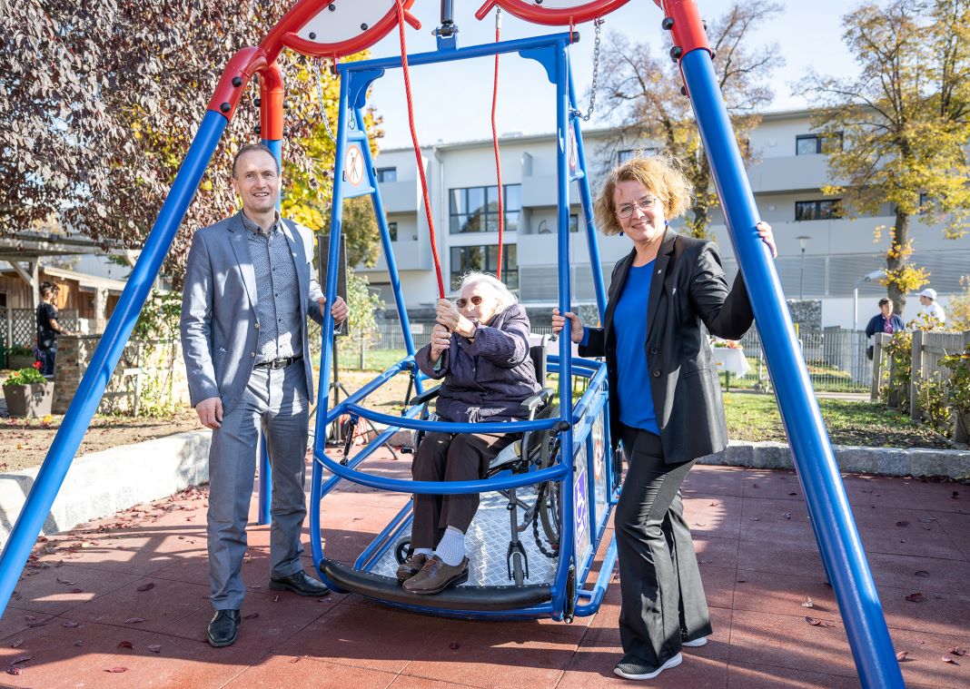 Direktor Horst Winkler, Bewohnerin Elfriede Bischinger und Landesrätin Christiane Teschl-Hofmeister bei ihrem Besuch im PBZ Retz (Bildquelle: NLK/Pfeffer)