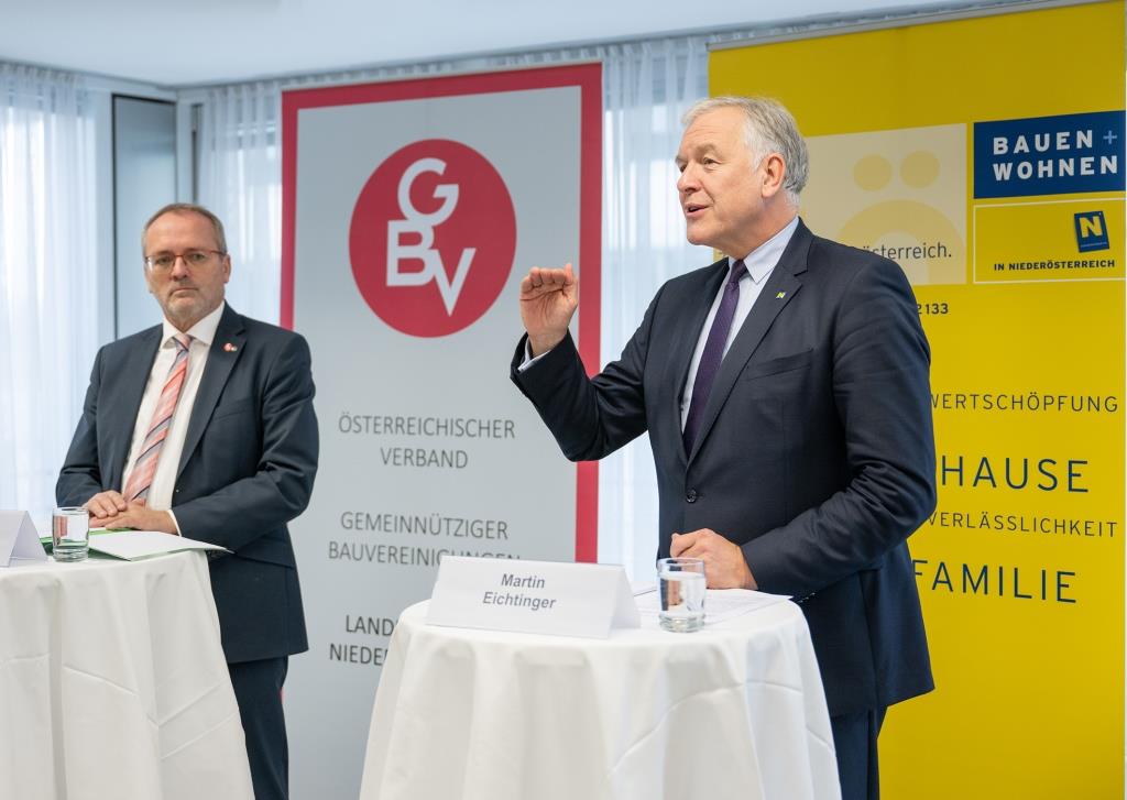 (v.l.n.r.): Obmann Manfred Damberger und NÖ Wohnbaulandesrat Martin Eichtinger bei der Pressekonferenz in St. Pölten