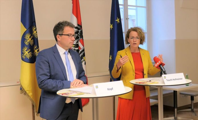 AMS - Vorstand Johannes Kopf und Landesrätin Christiane Teschl-Hofmeister bei der Presskonferenz in Wien (Bildquelle: Thomas Resch)