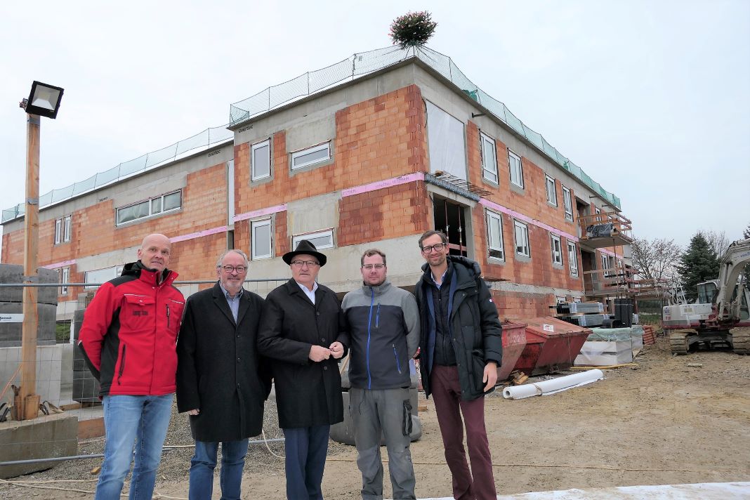 (v.l.n.r.): Bauleiter Hannes Neuweg (Lang Bau) Bürgermeister Franz Engelmaier, Zweiter Präsident des NÖ Landtages Karl Moser, Polier Matthias Lugbauer (Lang Bau) und Dir. Manuel Resetarics (NBG) bei der Feier zur Dachgleiche in Erlauf (Bildquelle: Thomas Resch)