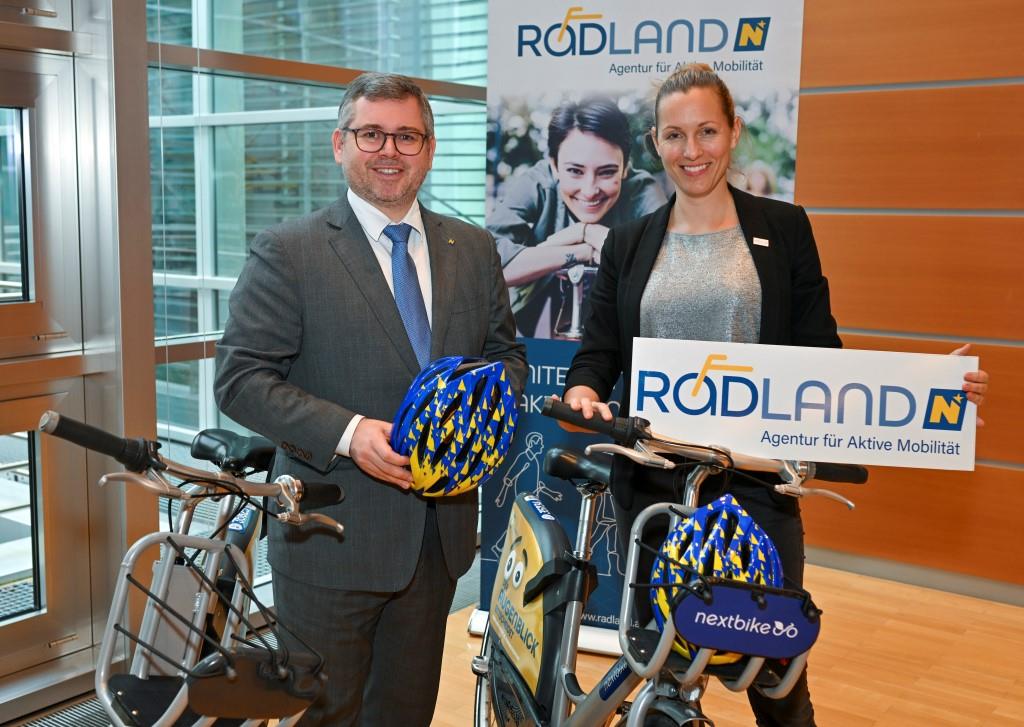 (v.l.n.r.): Mobilitätslandesrat Ludwig Schleritzko und Radland NÖ Geschäftsführerin Susanna Hauptmann präsentierten die blau-gelbe Radoffensive (Bildquelle: NLK / Filzwieser)