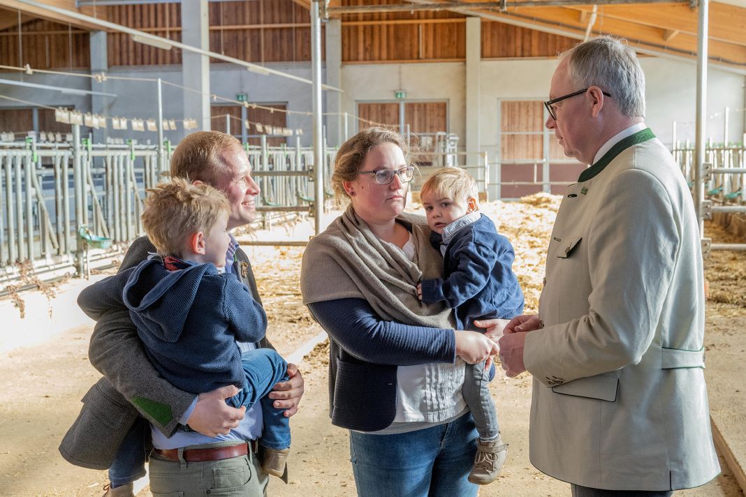 NÖ Bauernbundobmann LH-Stv. Stephan Pernkopf spricht mit Familie Hochedlinger über die Folgen von Eigentumssteuern für Jungbauern (Bildquelle: NÖ Bauernbund)