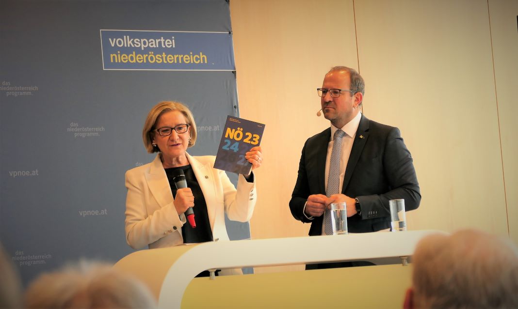 Landeshauptfrau Johanna Mikl-Leitner und VPNÖ-Landesgeschäftsführer Bernhard Ebner bei der Präsentation des Arbeitsprogrammes für Niederösterreich (Bildquelle: Thomas Resch)