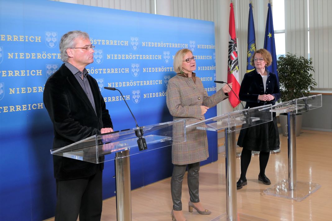 (v.l.n.r.): Geschäftsführer der FH St. Pölten Hannes Raffaseder, Landeshauptfrau Johanna Mikl-Leitner und Landesrätin Christiane Teschl-Hofmeister bei der Pressekonferenz in St. Pölten (Bildquelle: Thomas Resch)