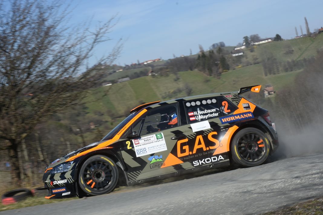 Hermann Neubauer mit seinem Skoda Fabia Rally2 Evo bei der Rebenland Rallye 2023 in Leutschach <small> (Bildquelle: Harald Illmer) </small>