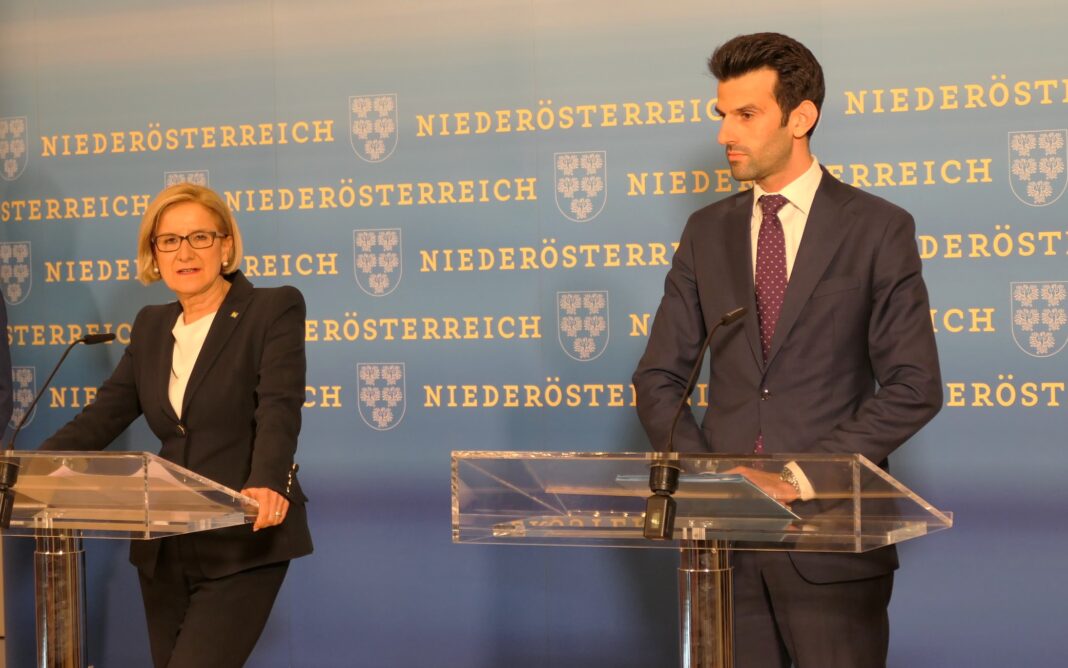 Landeshauptfrau Johanna Mikl-Leitner (ÖVP) und Klubobmann Udo Landbauer (FPÖ) informierten über das künftige Arbeitsübereinkommen in NÖ (Bildquelle: Thomas Resch)