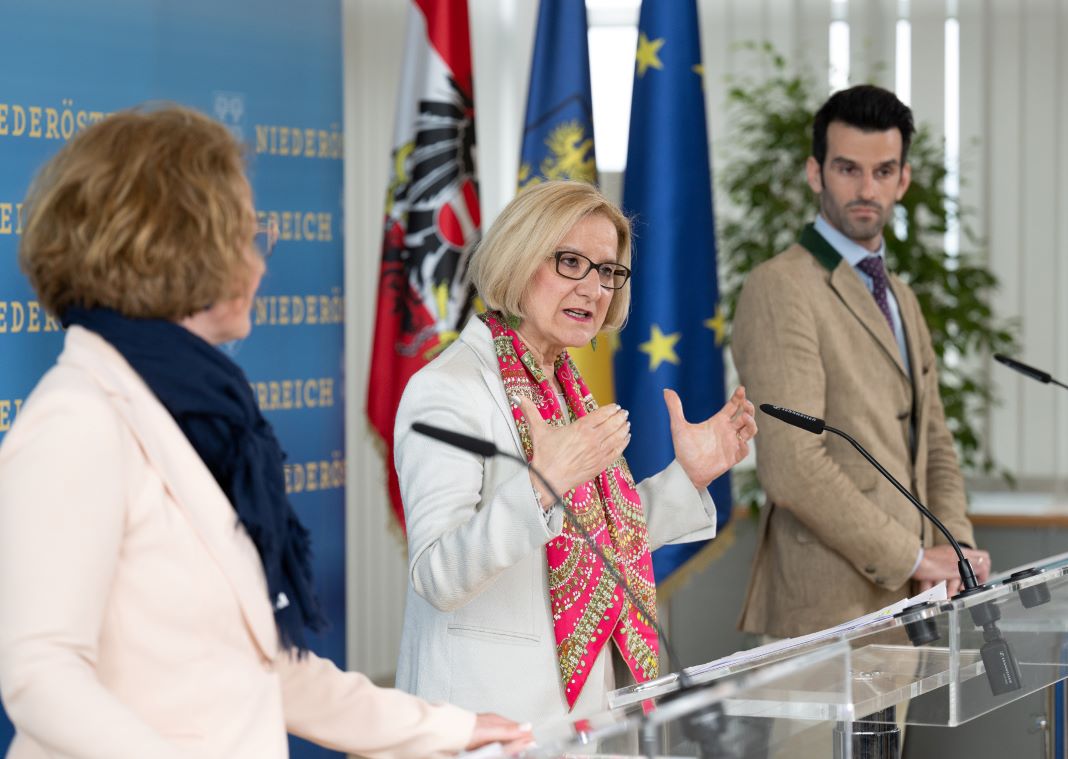 (v.l.n.r.): Landesrätin Christiane Teschl-Hofmeister, Landeshauptfrau Johanna Mikl-Leitner und LH-Stellvertreter Udo Landbauer bei der Pressekonferenz in St. Pölten (Bildquelle: NLK/Burchhart)