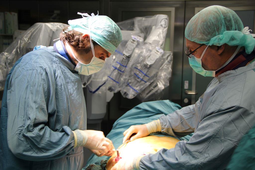 Oberarzt Dr. Bojidar Kassabov (links im Bild) setzte mit der Operation einer komplexen Hufeisenniere einen Meilenstein in der robotergestützten Chirurgie (Bildquelle: NÖ LGA – Landesklinikum Wiener Neustadt)