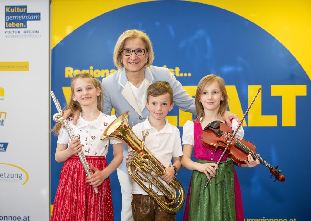 Landeshauptfrau Johanna Mikl-Leitner mit den jungen Musikanten (v.l.n.r.) Rosemarie Ofenauer, Maximilian Loidl und Sophie Leeb von der Musikschule Fladnitztal