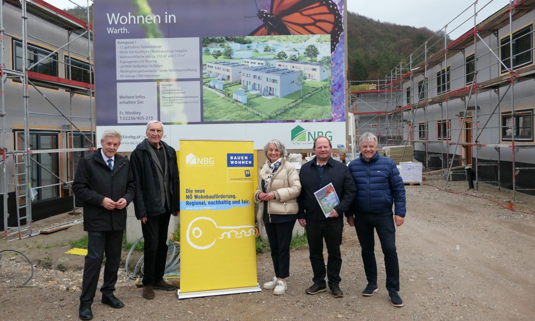 (v.l.n.r.): LAbg. Hermann Hauer, NBG - Dir. Walter Mayr, Bürgermeisterin Michaela Walla, Vizebgm. Peter Liebentritt und Baumeister Ing. Dietmar Geiger (G.E.D. Wohnbau GmbH) bei der Feier zur Dachgleiche in Warth (Bildquelle: Thomas Resch)