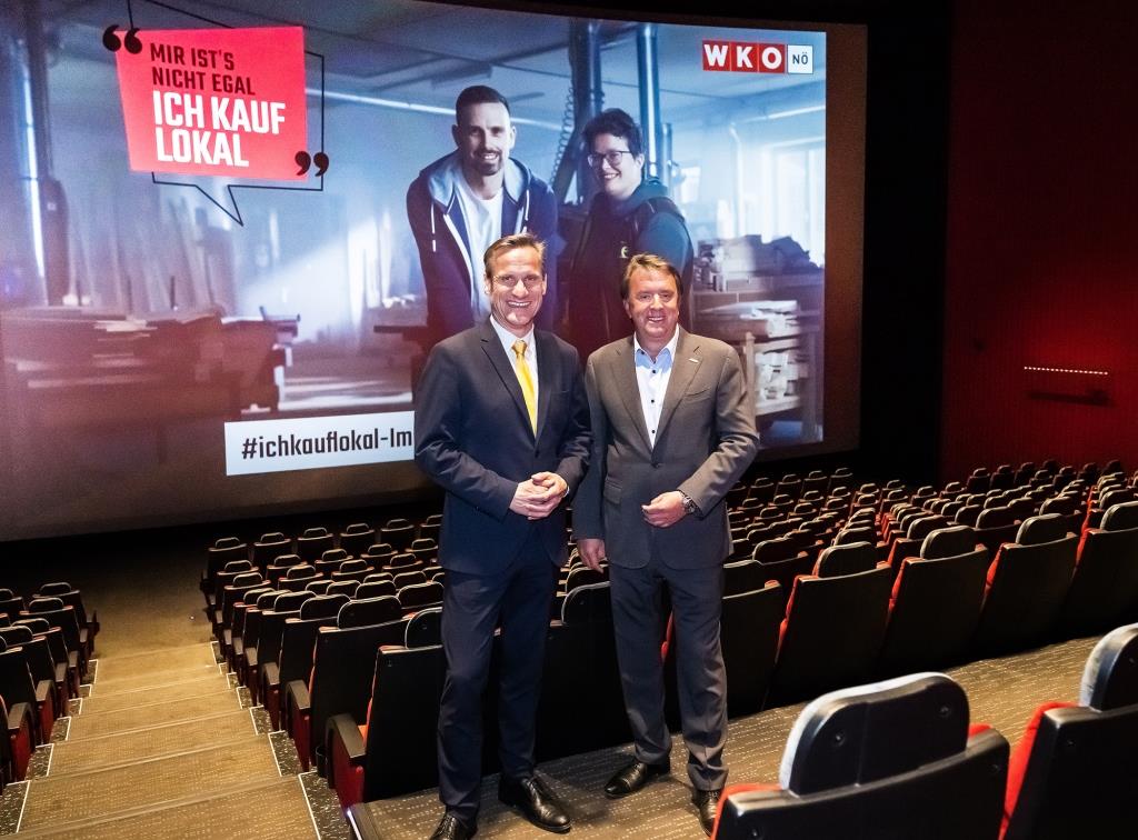 (v.l.n.r.): WKNÖ-Fachgruppenobmann der Kino-, Kultur- und Vergnügungsbetriebe Gert Zaunbauer und WKNÖ-Präsident Wolfgang Ecker kündigen den #ichkauflokal-Spot im Kino an