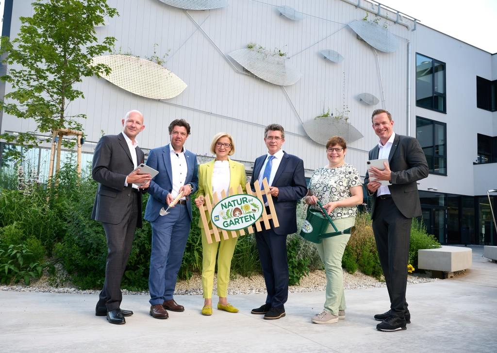 (v.l.n.r.): ecoplus Digital Geschäftsführer Claus Zeppelzauer, „Natur im Garten“ Geschäftsführer Matthias Wobornik, Landeshauptfrau Johanna Mikl-Leitner, Bürgermeister Peter Eisenschenk, „Natur im Garten“ Geschäftsführerin Christa Lackner sowie ecoplus Digital Geschäftsführer Lukas Reutterer