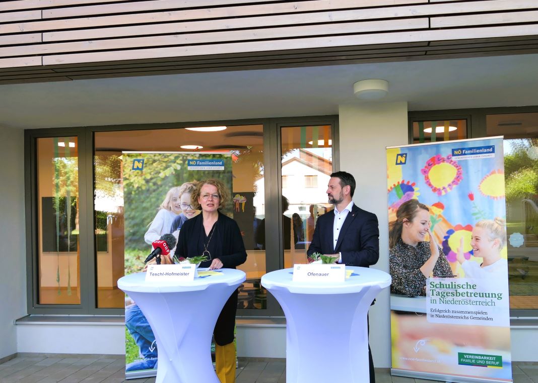 Familien-Landesrätin Christiane Teschl-Hofmeister und Bürgermeister Friedrich Ofenauer bei der Pressekonferenz in der Volksschule Markersdorf (Bildquelle: Thomas Resch)
