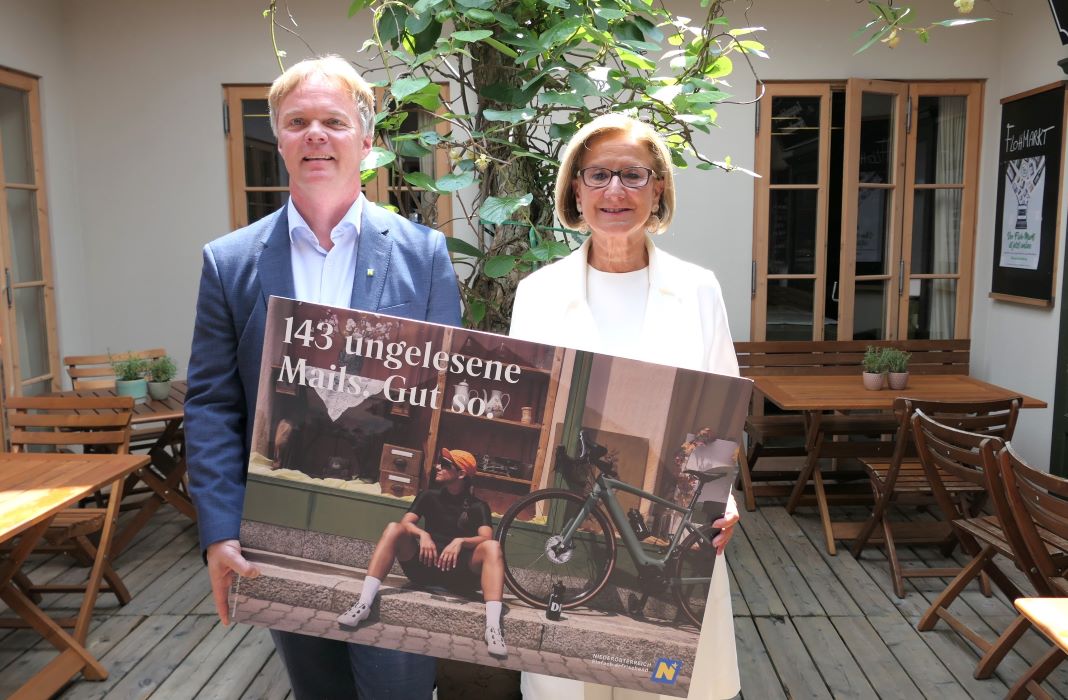 Landeshauptfrau Johanna Mikl-Leitner und Michael Duscher, Geschäftsführer NÖ Werbung, mit einem Sujets der neuen Sommerkampagne (Bildquelle: Thomas Resch)