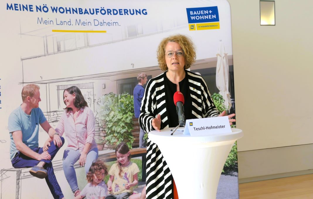 Wohnbau-Landesrätin Christiane Teschl-Hofmeister bei der Pressekonferenz zum Thema „Raus aus Gas und Öl“-Förderung aufgestockt (Bildquelle: Thomas Resch)