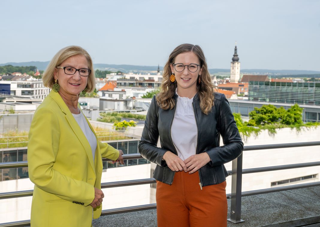 Landeshauptfrau Johanna Mikl-Leitner und Staatssekretärin Claudia Plakolm plädieren für ein Bündel an Maßnahmen, damit junge Menschen auch in Zukunft die Möglichkeit haben, sich Eigentum zu schaffen. (Bildquelle: NLK/Burchhart)