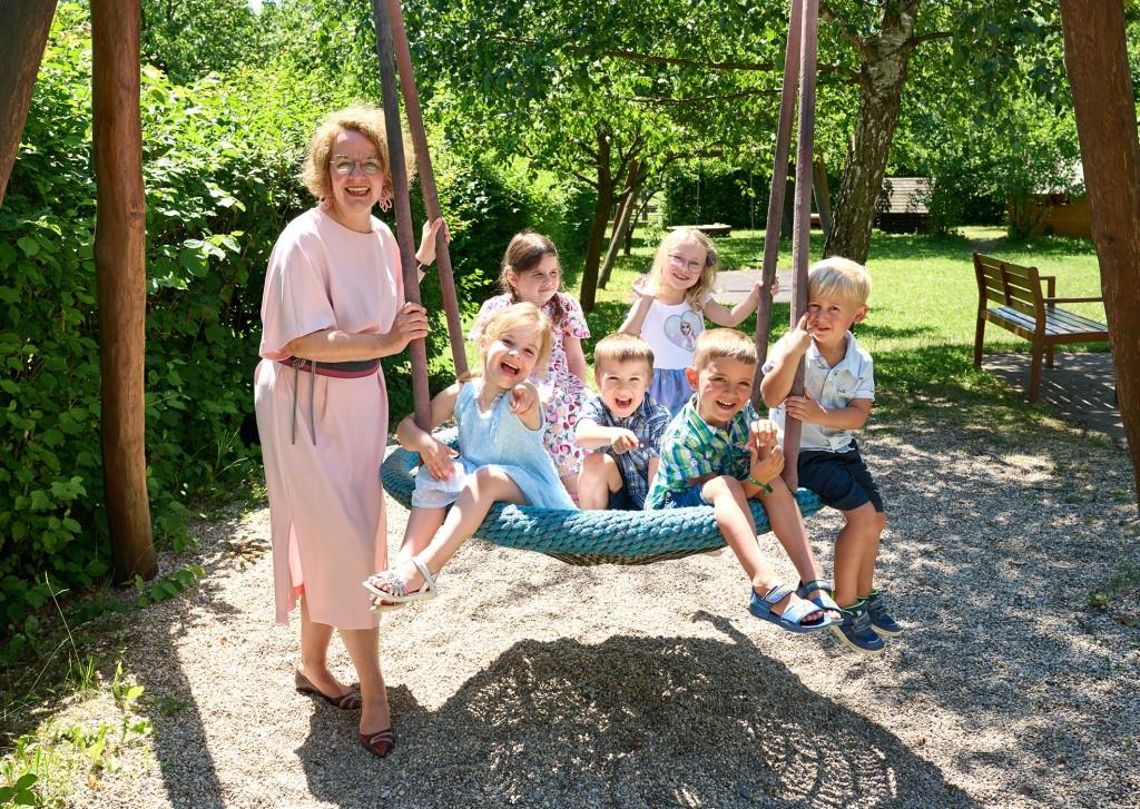 Bildungs-Landesrätin Christiane Teschl-Hofmeister mit Kindern in der Ferienbetreuung