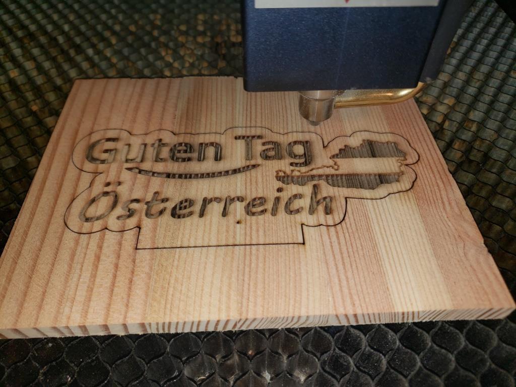 Testprojekt Kieferplatte mit unserem Guten Tag Österreich Logo: 25 Schneidedurchgänge mit 100% Leistung auf einer 6,6 mm dicken Kieferleimholz Platte (Bildquelle: Reinhard Resch)