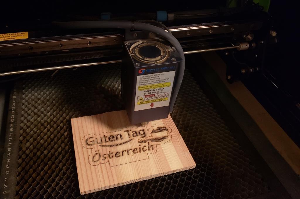 Testprojekt Kieferplatte mit unserem Guten Tag Österreich Logo: 25 Schneidedurchgänge mit 100% Leistung auf einer 6,6 mm dicken Kieferleimholz Platte