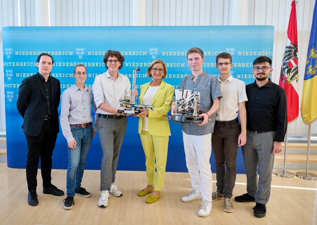 Landeshauptfrau Johanna Mikl-Leitner mit den Mitgliedern des Weltmeister-Teams (v.l.n.r.): Timo Koch, Sebastian Kawicher, Sven Oberwalder, Landeshauptfrau Johanna Mikl-Leitner, Bernhard Klauninger, Konstantin Lindorfer und Yasin Sahin