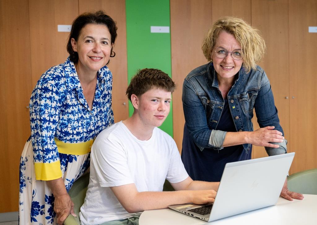 Familien-Landesrätin Christiane Teschl-Hofmeister mit dem Schüler Max und der Geschäftsführerin der NÖ Familienland GmbH, Barbara Trettler