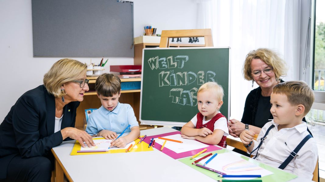 Landeshauptfrau Johanna Mikl-Leitner und Familien-Landesrätin Christiane Teschl-Hofmeister freuen sich über den Zuwachs bei Kindergartenpädagoginnen und –pädagogen in Niederösterreich (Bildquelle: NLK/Pfeffer)