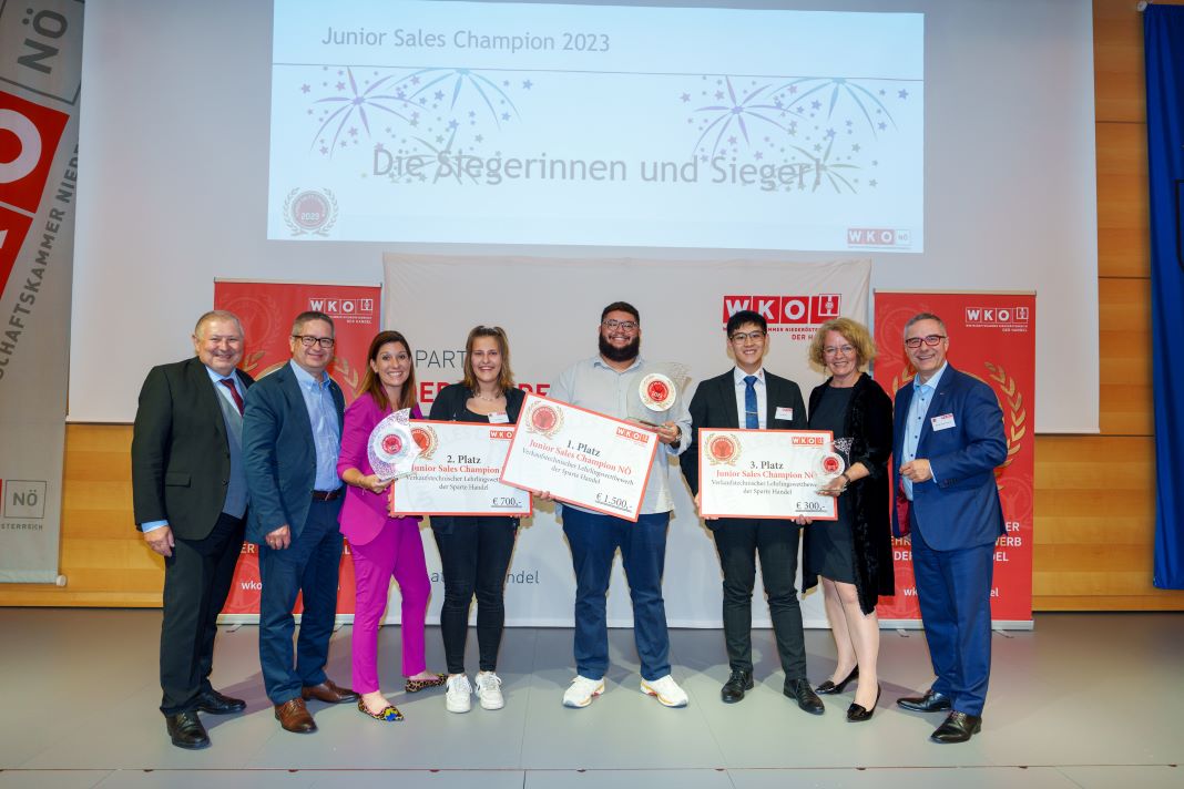 (v.l.n.r.): Schulqualitätsmanager Bruno Bohuslav, WKNÖ-Vizepräsident Thomas Schaden, WKNÖ-Vizepräsidentin Nina Stift, Lara Zellhofer (Platz 2), Michael Bernhard (Platz 1), Yaoxing Feng (Platz 3), Bildungslandesrätin Christiane Teschl-Hofmeister und Juryvorsitzender sowie Spartenobmann-Stv. Christof Kastner (Bildquelle: Josef Bollwein )