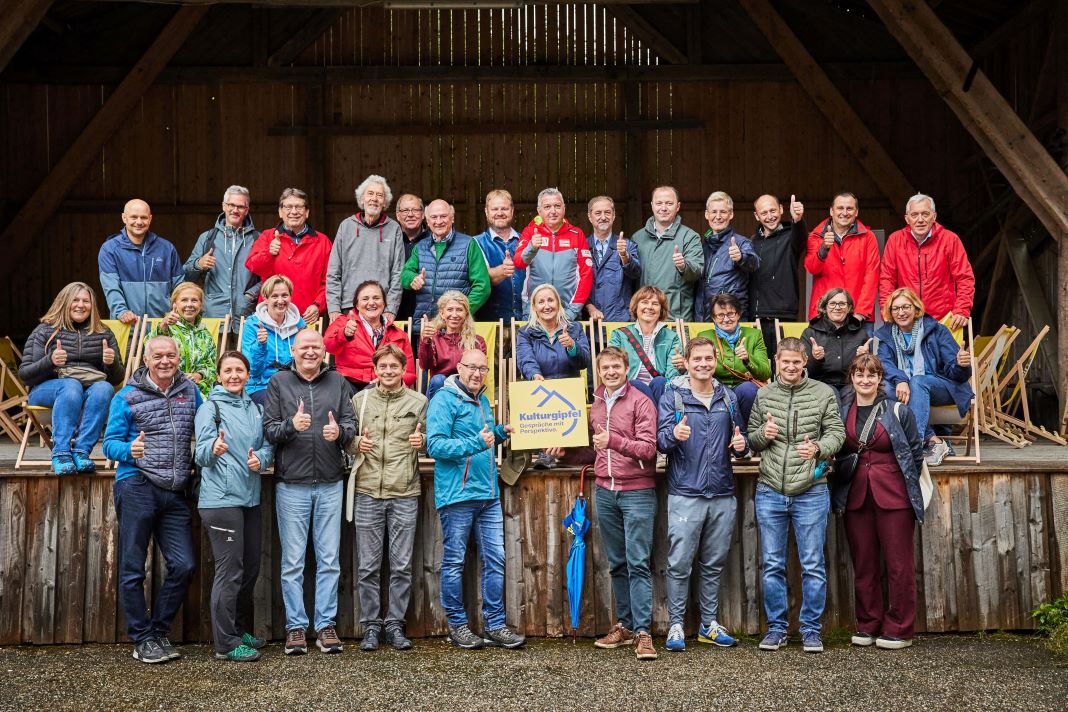 Die Teilnehmenden am Kulturgipfelgespräch mit dem Aufsichtsratsvorsitzenden der Kultur.Region.Niederösterreich Erwin Pröll am Hanslteich in Gutenbrunn <small> (Bildquelle: Franz Gleiß) </small>