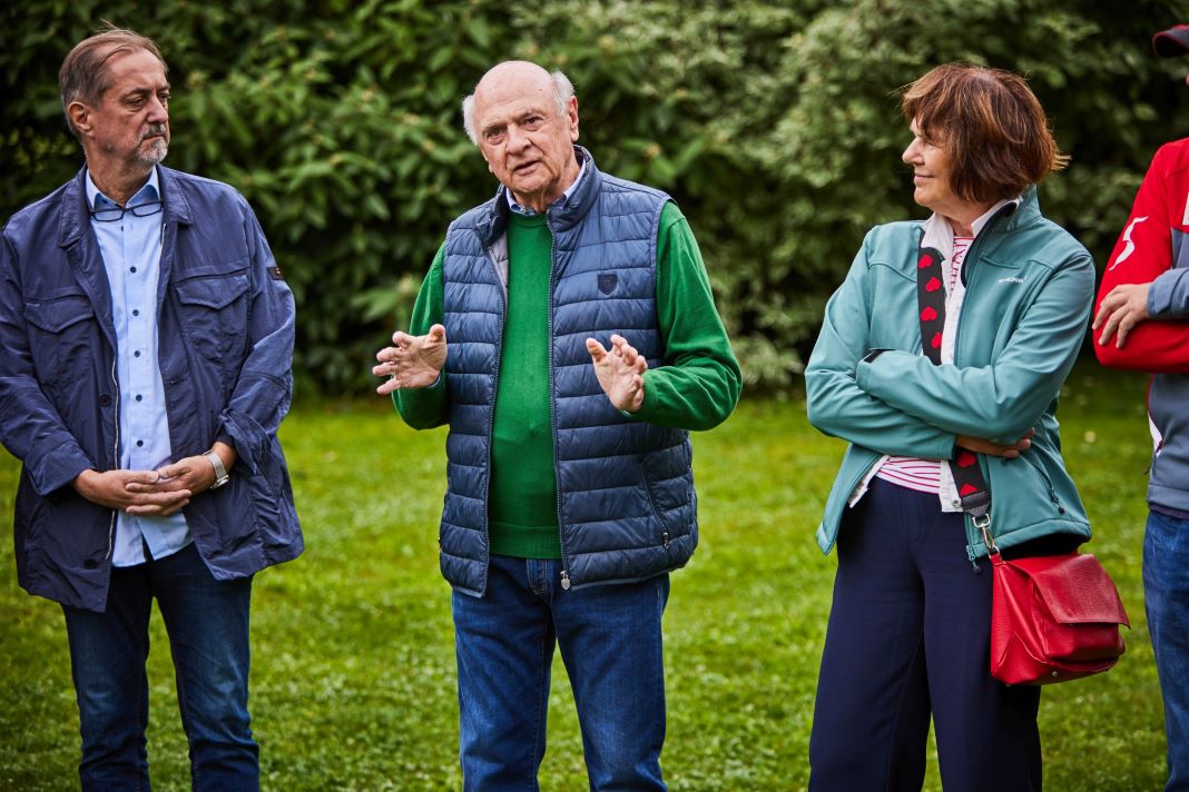 Kulturjournalist Reinhard Linke, Kultur.Region.Niederösterreich-Aufsichtsratsvorsitzender Erwin Pröll und Christine Zeiner vom Hospiz-Landesverband bei der Wanderung zum Hanslteich (Bildquelle: Franz Gleiß)