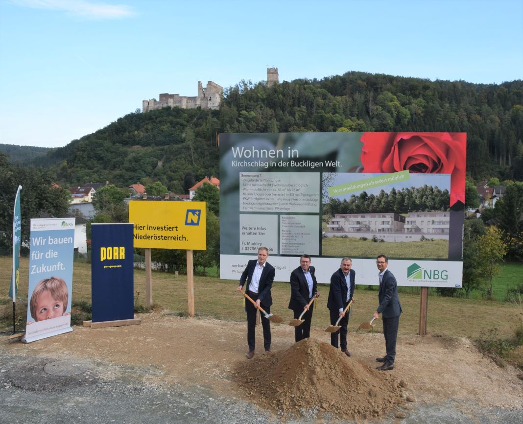 (v.l.n.r.): Vizebgm. Bernhard Pürrer, Bgm. Karl Kager, LAbg. Franz Dinhobl und Dir. Manuel Resetarics (NBG) beim Spatenstich in Kirchschlag (Bildquelle: NBG)