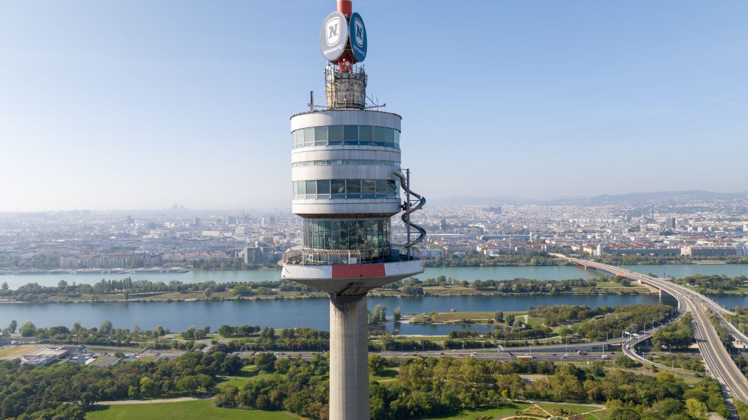 Spektakuläres Kunstprojekt „Donauturm-Rutsche“ schwebte per Hubschrauber auf den Donauturm (Bildquelle: R.Fasching, K.Patzak, A.Stöger)