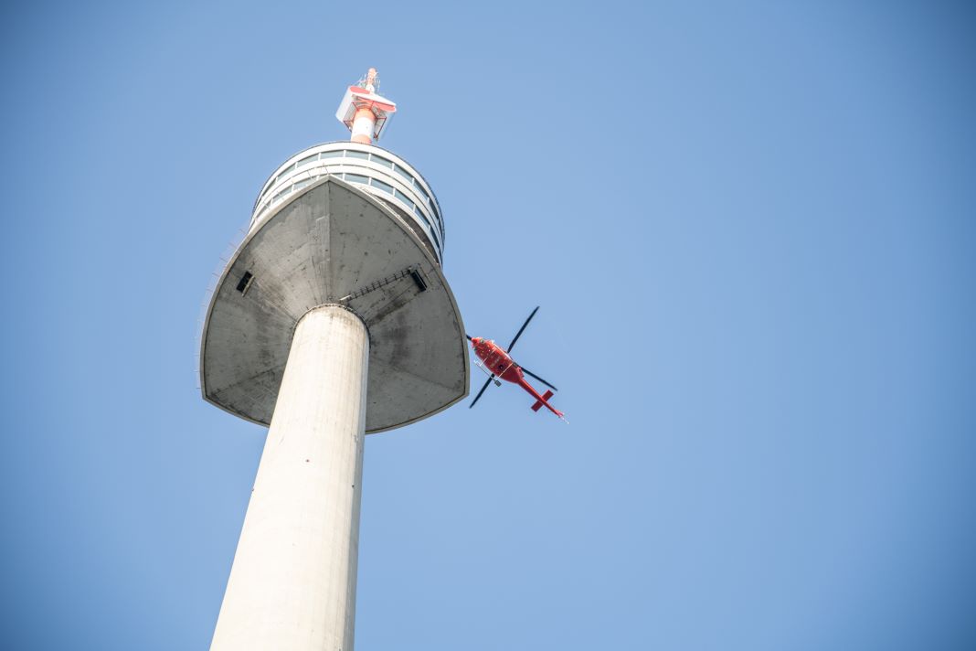 Spektakuläres Kunstprojekt „Donauturm-Rutsche“ schwebte per Hubschrauber auf den Donauturm <small>(Bildquelle: R.Fasching, K.Patzak, A.Stöger)</small>